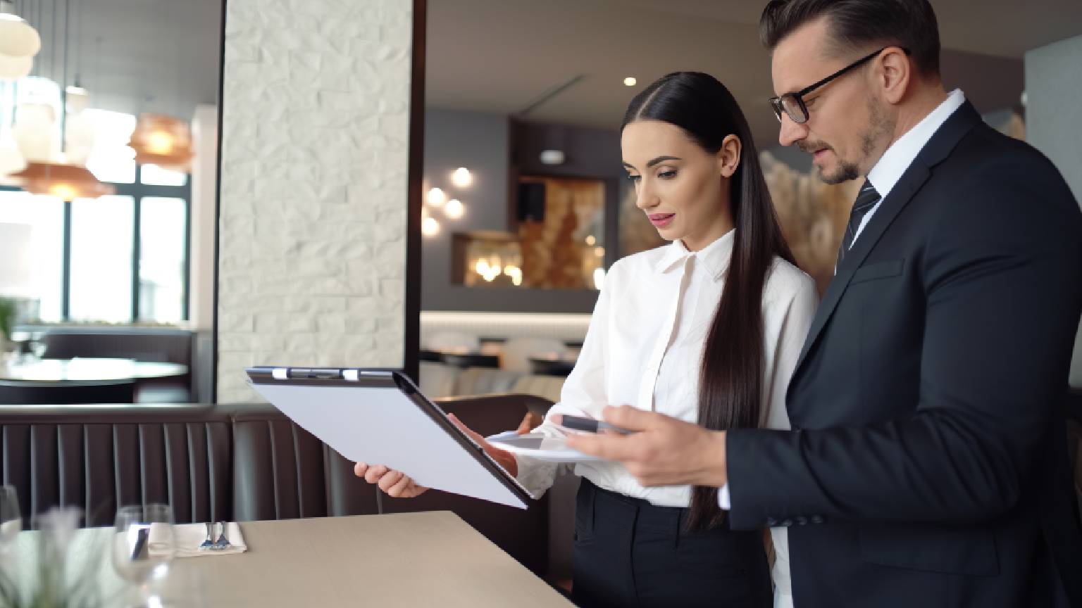 Choosing Between Hotel Management Agreement vs Lease – What’s Right for You?