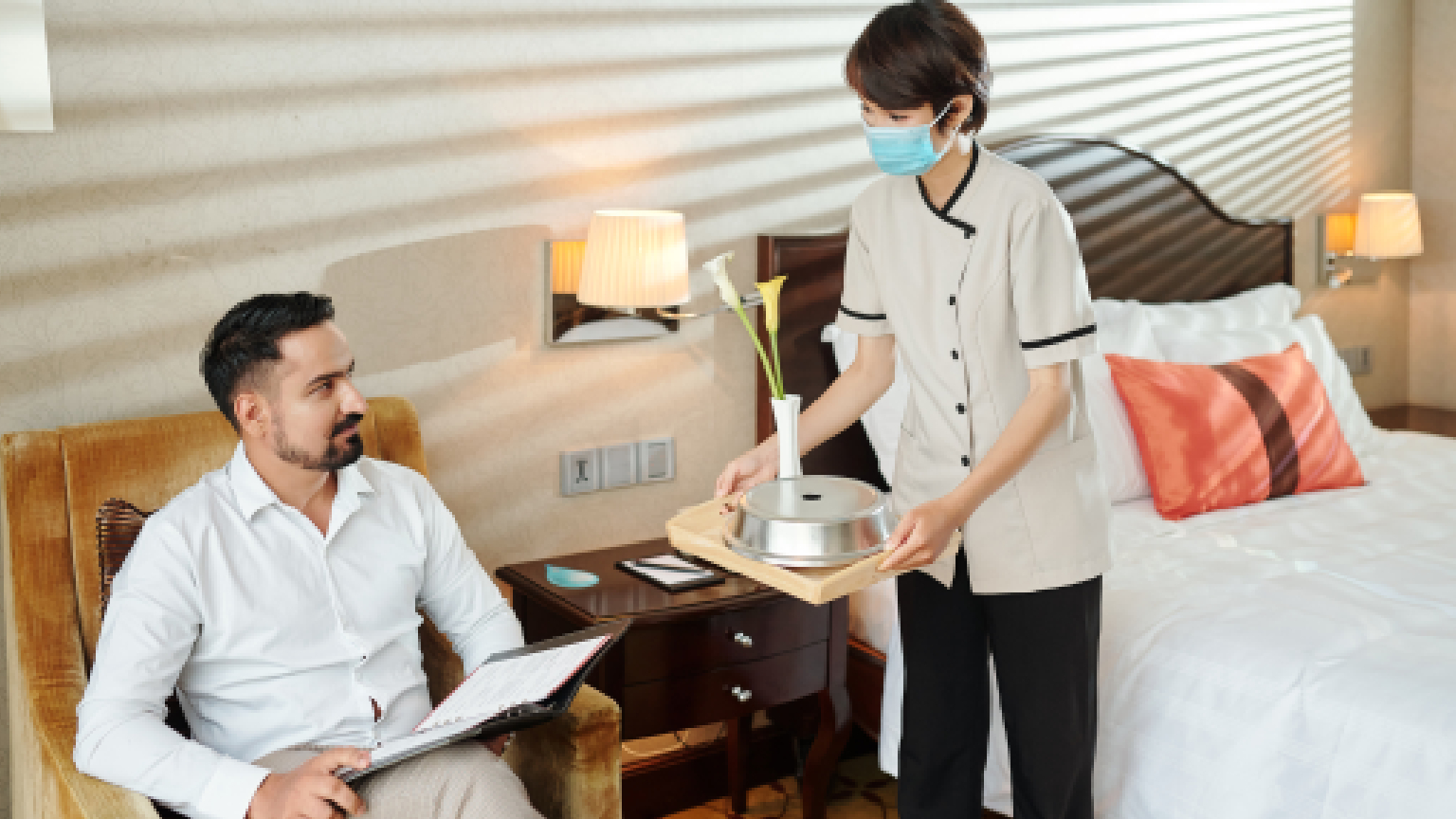 Synchronizing accommodation operation and management with dynamic hotel yield management strategies